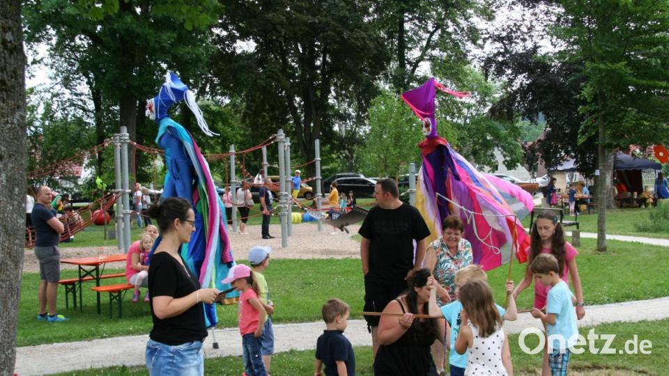 Als bunte Schmetterlinge zogen die Stelzenläuferinnen im Stadtpark alle Blicke auf sich. Bild: fpoz