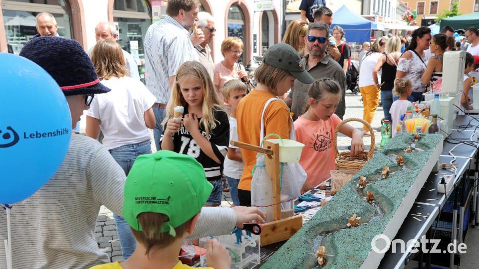 Auch am zweiten Tag des Amberger Altstadtfests kommen die Besucher von überall her, um den Live-Bands zuzuhören, dabei ein kühles Amberger Bier zu trinken und auf kulinarische Entdeckungsreise zu gehen. Bild: Wolfgang Steinbacher