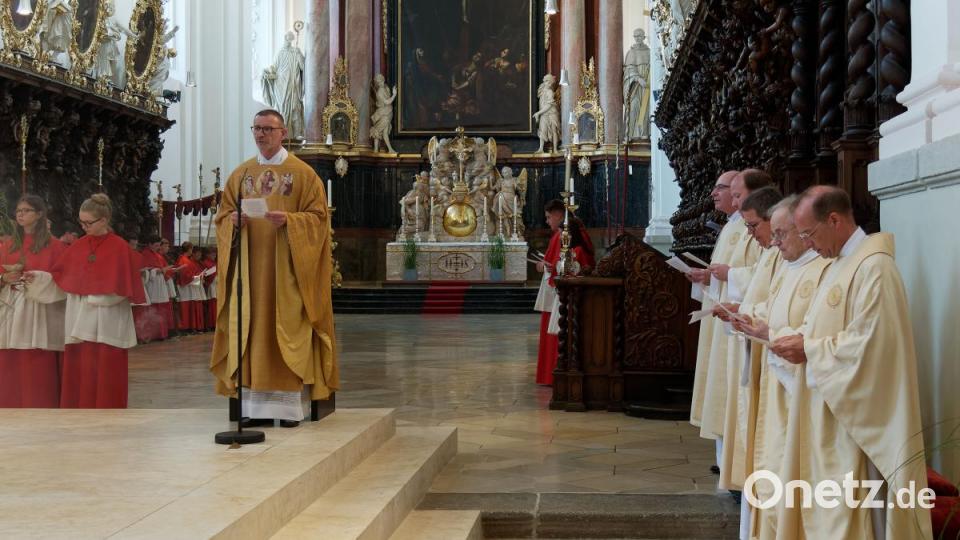 Mit seiner Kirchengemeinde, Verwandten, Freunden und Weggefährten feierte der Waldsassener Pfarrer Thomas Vogl sein 25-jähriges Priesterjubiläum in der Stiftsbasilika. Festprediger war sein damaliger Primizprediger, Domprobst Prälat Franz Frühmorgen. Der Basilikachor sorgte für die festliche Musik. Die weltliche Feier fand anschließend im Pfarrgarten statt. Bild: tr