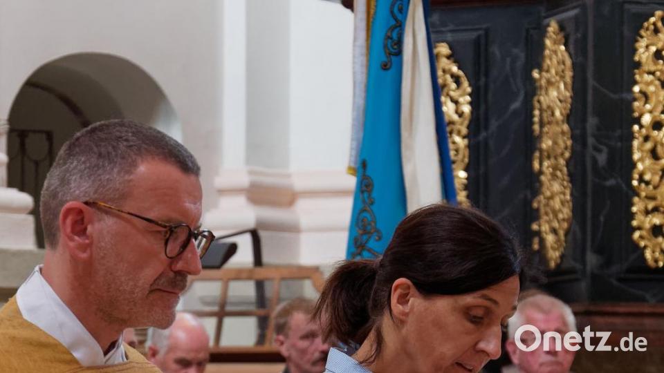 Mit seiner Kirchengemeinde, Verwandten, Freunden und Weggefährten feierte der Waldsassener Pfarrer Thomas Vogl sein 25-jähriges Priesterjubiläum in der Stiftsbasilika. Festprediger war sein damaliger Primizprediger, Domprobst Prälat Franz Frühmorgen. Der Basilikachor sorgte für die festliche Musik. Die weltliche Feier fand anschließend im Pfarrgarten statt. Bild: tr
