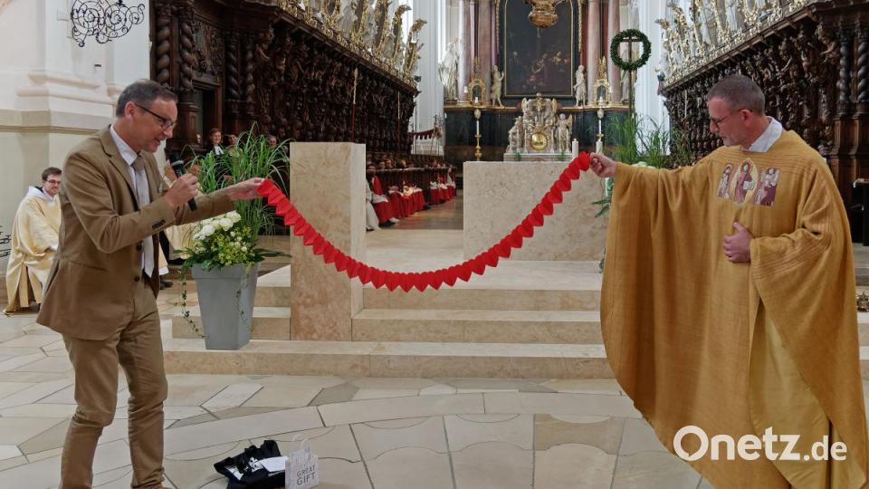 Mit seiner Kirchengemeinde, Verwandten, Freunden und Weggefährten feierte der Waldsassener Pfarrer Thomas Vogl sein 25-jähriges Priesterjubiläum in der Stiftsbasilika. Festprediger war sein damaliger Primizprediger, Domprobst Prälat Franz Frühmorgen. Der Basilikachor sorgte für die festliche Musik. Die weltliche Feier fand anschließend im Pfarrgarten statt. Bild: tr