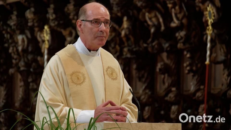 Mit seiner Kirchengemeinde, Verwandten, Freunden und Weggefährten feierte der Waldsassener Pfarrer Thomas Vogl sein 25-jähriges Priesterjubiläum in der Stiftsbasilika. Festprediger war sein damaliger Primizprediger, Domprobst Prälat Franz Frühmorgen. Der Basilikachor sorgte für die festliche Musik. Die weltliche Feier fand anschließend im Pfarrgarten statt. Bild: tr