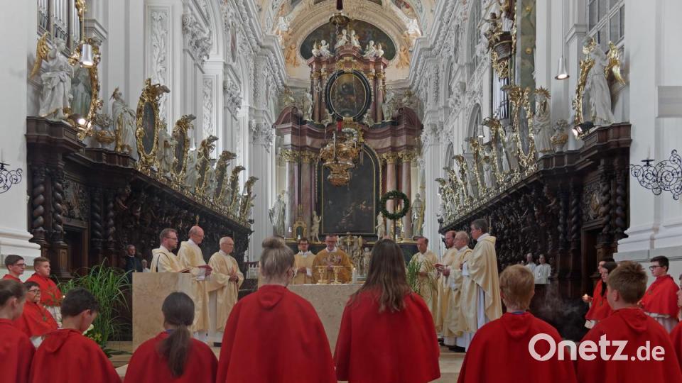 Mit seiner Kirchengemeinde, Verwandten, Freunden und Weggefährten feierte der Waldsassener Pfarrer Thomas Vogl sein 25-jähriges Priesterjubiläum in der Stiftsbasilika. Festprediger war sein damaliger Primizprediger, Domprobst Prälat Franz Frühmorgen. Der Basilikachor sorgte für die festliche Musik. Die weltliche Feier fand anschließend im Pfarrgarten statt. Bild: tr