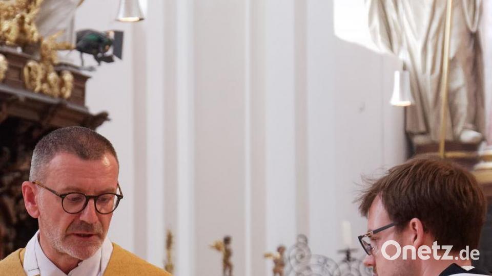 Mit seiner Kirchengemeinde, Verwandten, Freunden und Weggefährten feierte der Waldsassener Pfarrer Thomas Vogl sein 25-jähriges Priesterjubiläum in der Stiftsbasilika. Festprediger war sein damaliger Primizprediger, Domprobst Prälat Franz Frühmorgen. Der Basilikachor sorgte für die festliche Musik. Die weltliche Feier fand anschließend im Pfarrgarten statt. Bild: tr