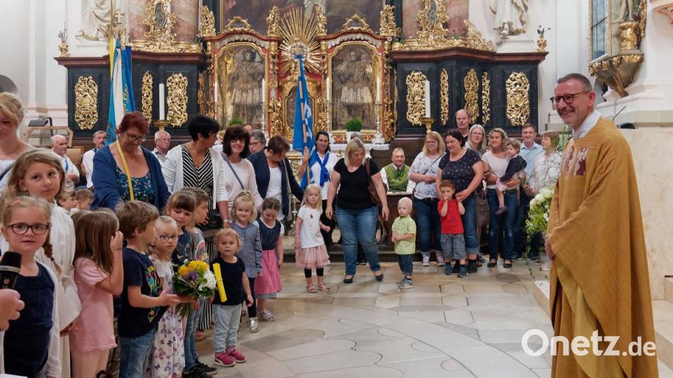 Mit seiner Kirchengemeinde, Verwandten, Freunden und Weggefährten feierte der Waldsassener Pfarrer Thomas Vogl sein 25-jähriges Priesterjubiläum in der Stiftsbasilika. Festprediger war sein damaliger Primizprediger, Domprobst Prälat Franz Frühmorgen. Der Basilikachor sorgte für die festliche Musik. Die weltliche Feier fand anschließend im Pfarrgarten statt. Bild: tr