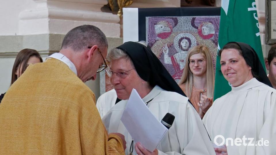 Mit seiner Kirchengemeinde, Verwandten, Freunden und Weggefährten feierte der Waldsassener Pfarrer Thomas Vogl sein 25-jähriges Priesterjubiläum in der Stiftsbasilika. Festprediger war sein damaliger Primizprediger, Domprobst Prälat Franz Frühmorgen. Der Basilikachor sorgte für die festliche Musik. Die weltliche Feier fand anschließend im Pfarrgarten statt. Bild: tr
