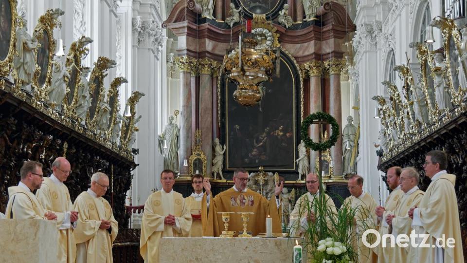 Mit seiner Kirchengemeinde, Verwandten, Freunden und Weggefährten feierte der Waldsassener Pfarrer Thomas Vogl sein 25-jähriges Priesterjubiläum in der Stiftsbasilika. Festprediger war sein damaliger Primizprediger, Domprobst Prälat Franz Frühmorgen. Der Basilikachor sorgte für die festliche Musik. Die weltliche Feier fand anschließend im Pfarrgarten statt. Bild: tr