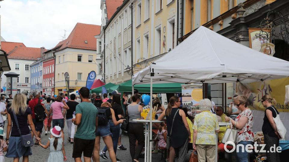 Auch am zweiten Tag des Amberger Altstadtfests kommen die Besucher von überall her, um den Live-Bands zuzuhören, dabei ein kühles Amberger Bier zu trinken und auf kulinarische Entdeckungsreise zu gehen. Bild: Wolfgang Steinbacher