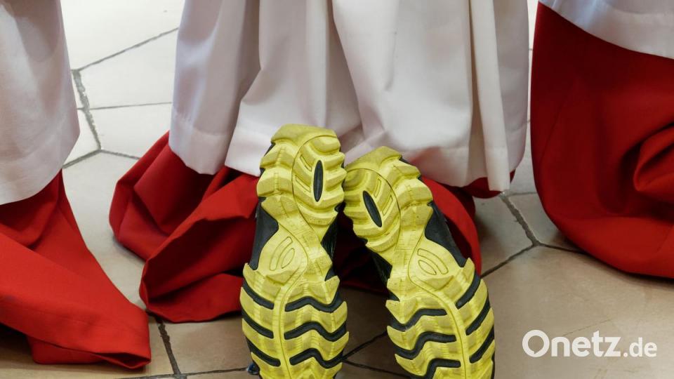 Mit seiner Kirchengemeinde, Verwandten, Freunden und Weggefährten feierte der Waldsassener Pfarrer Thomas Vogl sein 25-jähriges Priesterjubiläum in der Stiftsbasilika. Festprediger war sein damaliger Primizprediger, Domprobst Prälat Franz Frühmorgen. Der Basilikachor sorgte für die festliche Musik. Die weltliche Feier fand anschließend im Pfarrgarten statt. Bild: tr