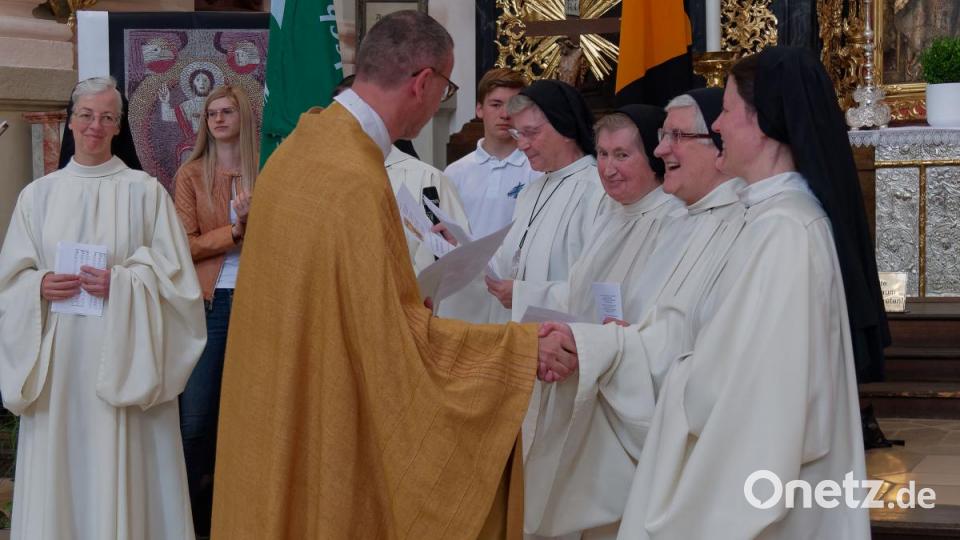 Mit seiner Kirchengemeinde, Verwandten, Freunden und Weggefährten feierte der Waldsassener Pfarrer Thomas Vogl sein 25-jähriges Priesterjubiläum in der Stiftsbasilika. Festprediger war sein damaliger Primizprediger, Domprobst Prälat Franz Frühmorgen. Der Basilikachor sorgte für die festliche Musik. Die weltliche Feier fand anschließend im Pfarrgarten statt. Bild: tr