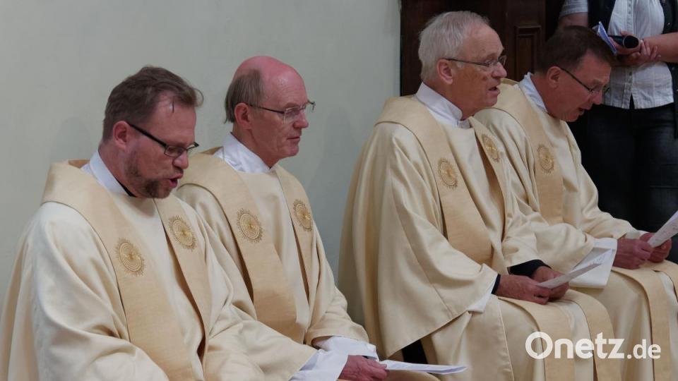 Mit seiner Kirchengemeinde, Verwandten, Freunden und Weggefährten feierte der Waldsassener Pfarrer Thomas Vogl sein 25-jähriges Priesterjubiläum in der Stiftsbasilika. Festprediger war sein damaliger Primizprediger, Domprobst Prälat Franz Frühmorgen. Der Basilikachor sorgte für die festliche Musik. Die weltliche Feier fand anschließend im Pfarrgarten statt. Bild: tr