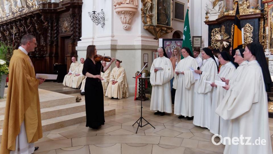 Mit seiner Kirchengemeinde, Verwandten, Freunden und Weggefährten feierte der Waldsassener Pfarrer Thomas Vogl sein 25-jähriges Priesterjubiläum in der Stiftsbasilika. Festprediger war sein damaliger Primizprediger, Domprobst Prälat Franz Frühmorgen. Der Basilikachor sorgte für die festliche Musik. Die weltliche Feier fand anschließend im Pfarrgarten statt. Bild: tr