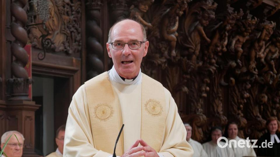 Mit seiner Kirchengemeinde, Verwandten, Freunden und Weggefährten feierte der Waldsassener Pfarrer Thomas Vogl sein 25-jähriges Priesterjubiläum in der Stiftsbasilika. Festprediger war sein damaliger Primizprediger, Domprobst Prälat Franz Frühmorgen. Der Basilikachor sorgte für die festliche Musik. Die weltliche Feier fand anschließend im Pfarrgarten statt. Bild: tr