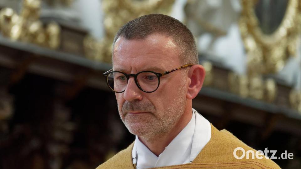 Mit seiner Kirchengemeinde, Verwandten, Freunden und Weggefährten feierte der Waldsassener Pfarrer Thomas Vogl sein 25-jähriges Priesterjubiläum in der Stiftsbasilika. Festprediger war sein damaliger Primizprediger, Domprobst Prälat Franz Frühmorgen. Der Basilikachor sorgte für die festliche Musik. Die weltliche Feier fand anschließend im Pfarrgarten statt. Bild: tr