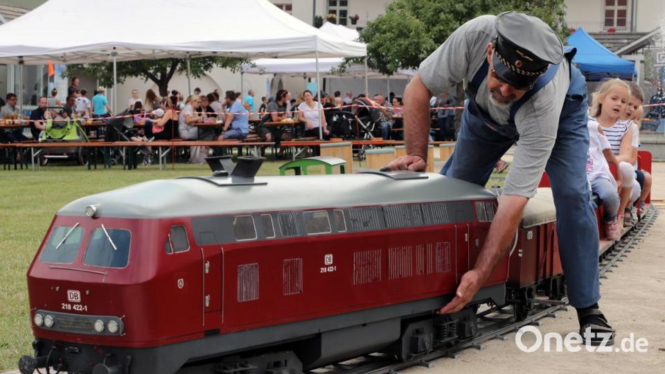 Auch am zweiten Tag des Amberger Altstadtfests kommen die Besucher von überall her, um den Live-Bands zuzuhören, dabei ein kühles Amberger Bier zu trinken und auf kulinarische Entdeckungsreise zu gehen. Bild: Wolfgang Steinbacher