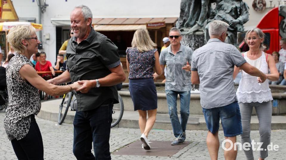 Auch am zweiten Tag des Amberger Altstadtfests kommen die Besucher von überall her, um den Live-Bands zuzuhören, dabei ein kühles Amberger Bier zu trinken und auf kulinarische Entdeckungsreise zu gehen. Bild: Wolfgang Steinbacher