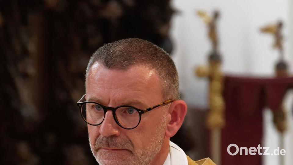 Mit seiner Kirchengemeinde, Verwandten, Freunden und Weggefährten feierte der Waldsassener Pfarrer Thomas Vogl sein 25-jähriges Priesterjubiläum in der Stiftsbasilika. Festprediger war sein damaliger Primizprediger, Domprobst Prälat Franz Frühmorgen. Der Basilikachor sorgte für die festliche Musik. Die weltliche Feier fand anschließend im Pfarrgarten statt. Bild: tr