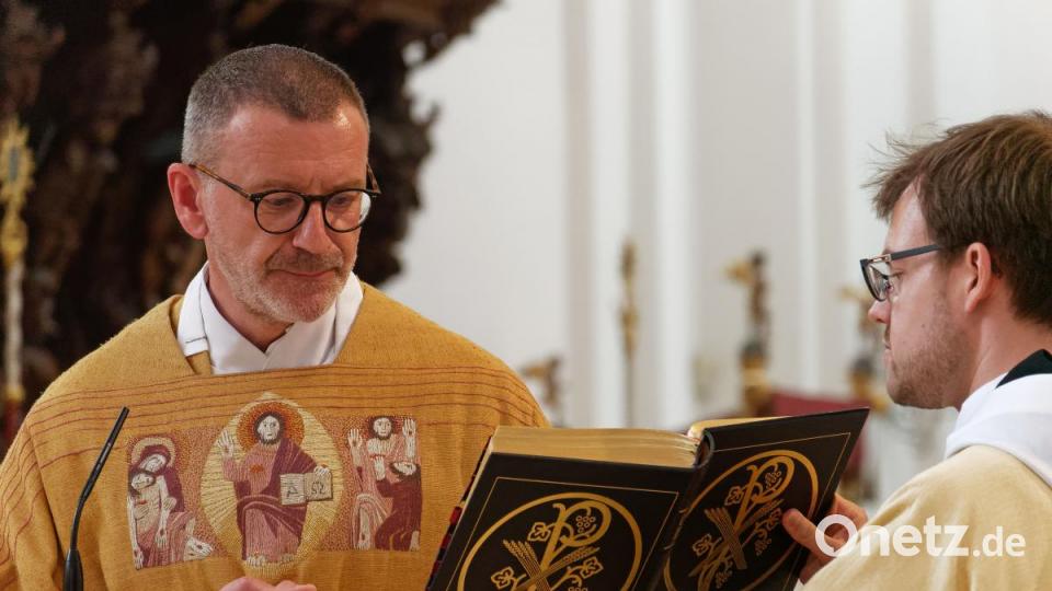 Mit seiner Kirchengemeinde, Verwandten, Freunden und Weggefährten feierte der Waldsassener Pfarrer Thomas Vogl sein 25-jähriges Priesterjubiläum in der Stiftsbasilika. Festprediger war sein damaliger Primizprediger, Domprobst Prälat Franz Frühmorgen. Der Basilikachor sorgte für die festliche Musik. Die weltliche Feier fand anschließend im Pfarrgarten statt. Bild: tr