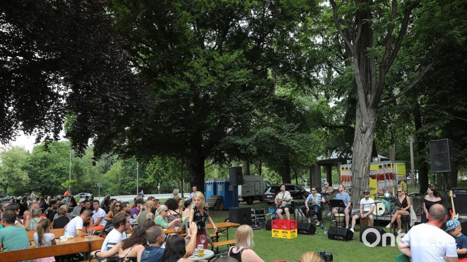 Auch am zweiten Tag des Amberger Altstadtfests kommen die Besucher von überall her, um den Live-Bands zuzuhören, dabei ein kühles Amberger Bier zu trinken und auf kulinarische Entdeckungsreise zu gehen. Bild: Wolfgang Steinbacher