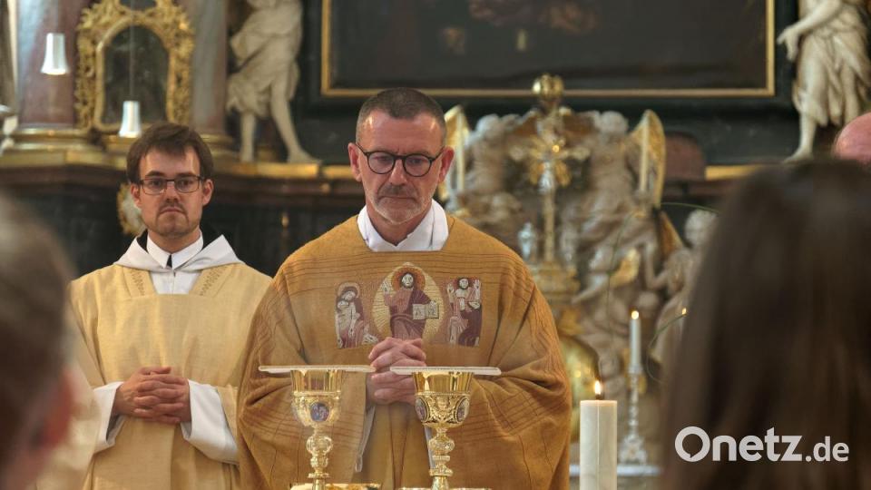Mit seiner Kirchengemeinde, Verwandten, Freunden und Weggefährten feierte der Waldsassener Pfarrer Thomas Vogl sein 25-jähriges Priesterjubiläum in der Stiftsbasilika. Festprediger war sein damaliger Primizprediger, Domprobst Prälat Franz Frühmorgen. Der Basilikachor sorgte für die festliche Musik. Die weltliche Feier fand anschließend im Pfarrgarten statt. Bild: tr