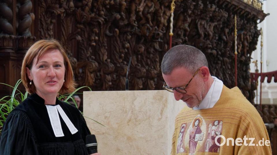 Mit seiner Kirchengemeinde, Verwandten, Freunden und Weggefährten feierte der Waldsassener Pfarrer Thomas Vogl sein 25-jähriges Priesterjubiläum in der Stiftsbasilika. Festprediger war sein damaliger Primizprediger, Domprobst Prälat Franz Frühmorgen. Der Basilikachor sorgte für die festliche Musik. Die weltliche Feier fand anschließend im Pfarrgarten statt. Bild: tr