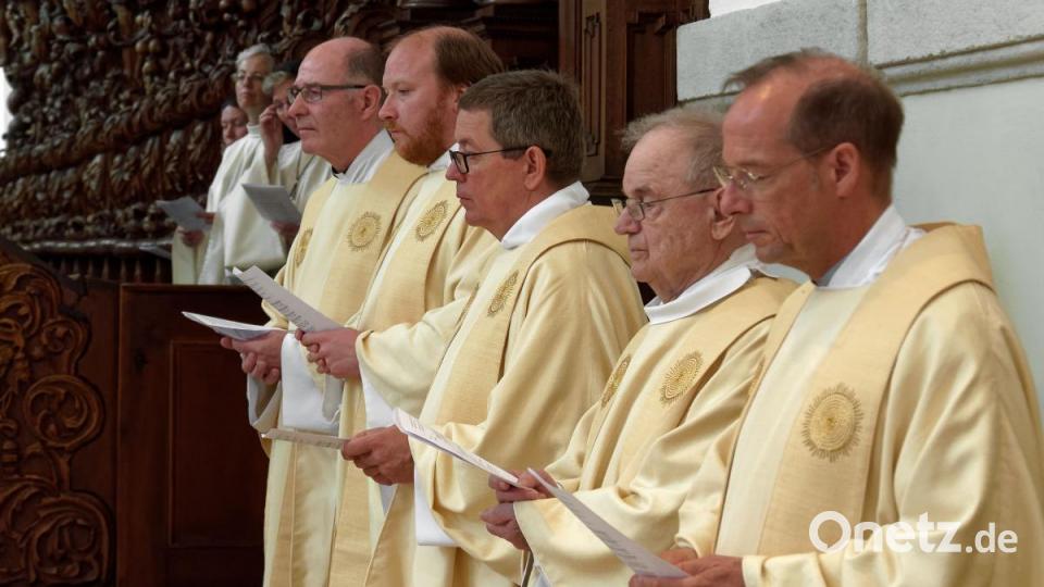 Mit seiner Kirchengemeinde, Verwandten, Freunden und Weggefährten feierte der Waldsassener Pfarrer Thomas Vogl sein 25-jähriges Priesterjubiläum in der Stiftsbasilika. Festprediger war sein damaliger Primizprediger, Domprobst Prälat Franz Frühmorgen. Der Basilikachor sorgte für die festliche Musik. Die weltliche Feier fand anschließend im Pfarrgarten statt. Bild: tr