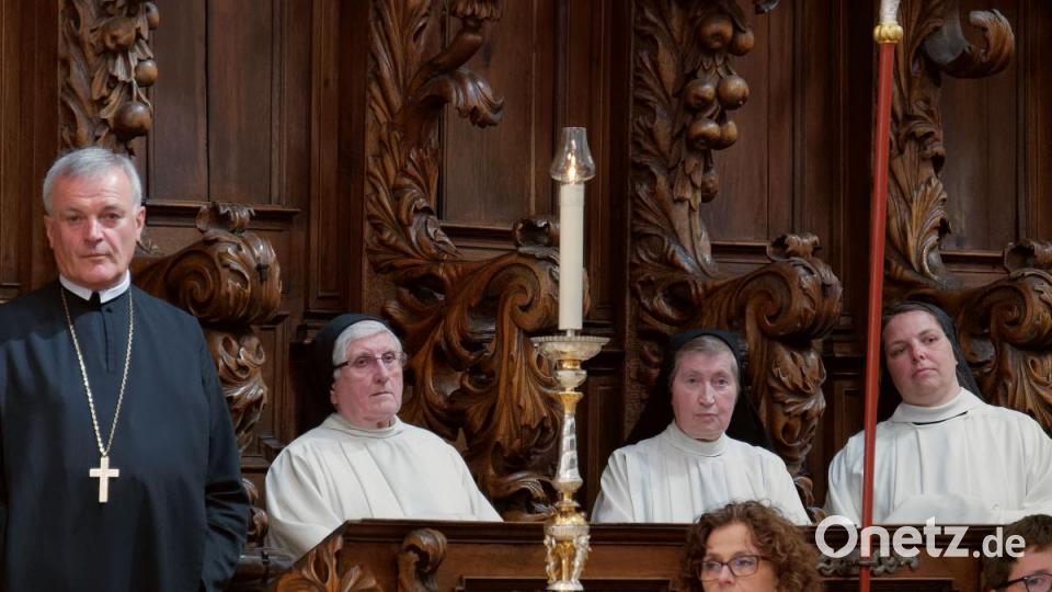 Mit seiner Kirchengemeinde, Verwandten, Freunden und Weggefährten feierte der Waldsassener Pfarrer Thomas Vogl sein 25-jähriges Priesterjubiläum in der Stiftsbasilika. Festprediger war sein damaliger Primizprediger, Domprobst Prälat Franz Frühmorgen. Der Basilikachor sorgte für die festliche Musik. Die weltliche Feier fand anschließend im Pfarrgarten statt. Bild: tr