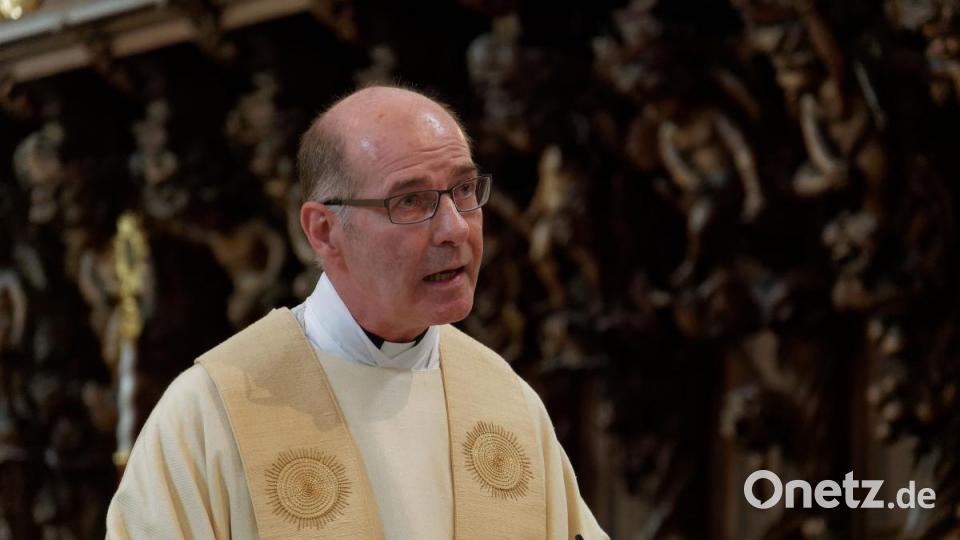 Mit seiner Kirchengemeinde, Verwandten, Freunden und Weggefährten feierte der Waldsassener Pfarrer Thomas Vogl sein 25-jähriges Priesterjubiläum in der Stiftsbasilika. Festprediger war sein damaliger Primizprediger, Domprobst Prälat Franz Frühmorgen. Der Basilikachor sorgte für die festliche Musik. Die weltliche Feier fand anschließend im Pfarrgarten statt. Bild: tr