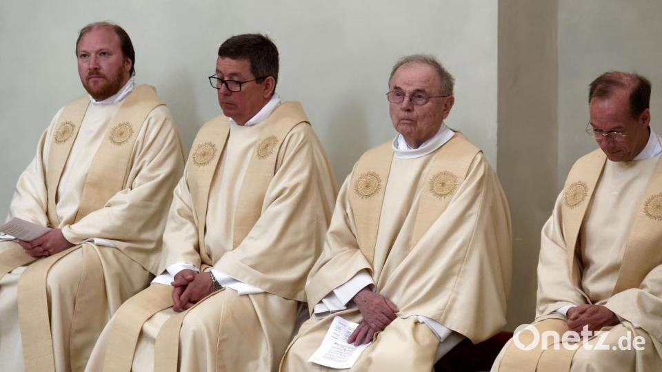 Mit seiner Kirchengemeinde, Verwandten, Freunden und Weggefährten feierte der Waldsassener Pfarrer Thomas Vogl sein 25-jähriges Priesterjubiläum in der Stiftsbasilika. Festprediger war sein damaliger Primizprediger, Domprobst Prälat Franz Frühmorgen. Der Basilikachor sorgte für die festliche Musik. Die weltliche Feier fand anschließend im Pfarrgarten statt. Bild: tr