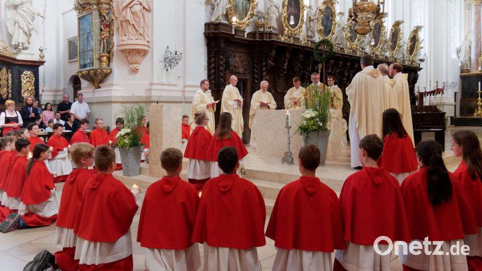 Mit seiner Kirchengemeinde, Verwandten, Freunden und Weggefährten feierte der Waldsassener Pfarrer Thomas Vogl sein 25-jähriges Priesterjubiläum in der Stiftsbasilika. Festprediger war sein damaliger Primizprediger, Domprobst Prälat Franz Frühmorgen. Der Basilikachor sorgte für die festliche Musik. Die weltliche Feier fand anschließend im Pfarrgarten statt. Bild: tr