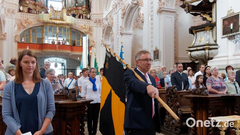Mit seiner Kirchengemeinde, Verwandten, Freunden und Weggefährten feierte der Waldsassener Pfarrer Thomas Vogl sein 25-jähriges Priesterjubiläum in der Stiftsbasilika. Festprediger war sein damaliger Primizprediger, Domprobst Prälat Franz Frühmorgen. Der Basilikachor sorgte für die festliche Musik. Die weltliche Feier fand anschließend im Pfarrgarten statt. Bild: tr