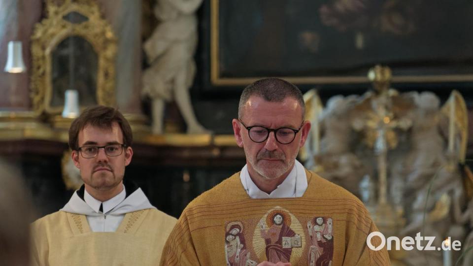 Mit seiner Kirchengemeinde, Verwandten, Freunden und Weggefährten feierte der Waldsassener Pfarrer Thomas Vogl sein 25-jähriges Priesterjubiläum in der Stiftsbasilika. Festprediger war sein damaliger Primizprediger, Domprobst Prälat Franz Frühmorgen. Der Basilikachor sorgte für die festliche Musik. Die weltliche Feier fand anschließend im Pfarrgarten statt. Bild: tr