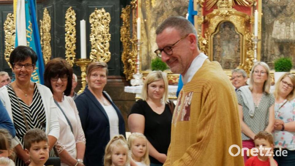 Mit seiner Kirchengemeinde, Verwandten, Freunden und Weggefährten feierte der Waldsassener Pfarrer Thomas Vogl sein 25-jähriges Priesterjubiläum in der Stiftsbasilika. Festprediger war sein damaliger Primizprediger, Domprobst Prälat Franz Frühmorgen. Der Basilikachor sorgte für die festliche Musik. Die weltliche Feier fand anschließend im Pfarrgarten statt. Bild: tr