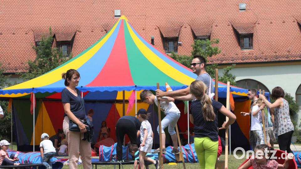 Auch am zweiten Tag des Amberger Altstadtfests kommen die Besucher von überall her, um den Live-Bands zuzuhören, dabei ein kühles Amberger Bier zu trinken und auf kulinarische Entdeckungsreise zu gehen. Bild: Wolfgang Steinbacher