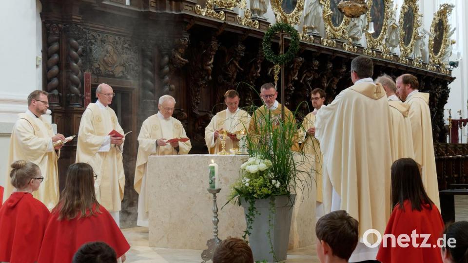 Mit seiner Kirchengemeinde, Verwandten, Freunden und Weggefährten feierte der Waldsassener Pfarrer Thomas Vogl sein 25-jähriges Priesterjubiläum in der Stiftsbasilika. Festprediger war sein damaliger Primizprediger, Domprobst Prälat Franz Frühmorgen. Der Basilikachor sorgte für die festliche Musik. Die weltliche Feier fand anschließend im Pfarrgarten statt. Bild: tr