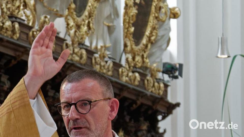 Mit seiner Kirchengemeinde, Verwandten, Freunden und Weggefährten feierte der Waldsassener Pfarrer Thomas Vogl sein 25-jähriges Priesterjubiläum in der Stiftsbasilika. Festprediger war sein damaliger Primizprediger, Domprobst Prälat Franz Frühmorgen. Der Basilikachor sorgte für die festliche Musik. Die weltliche Feier fand anschließend im Pfarrgarten statt. Bild: tr