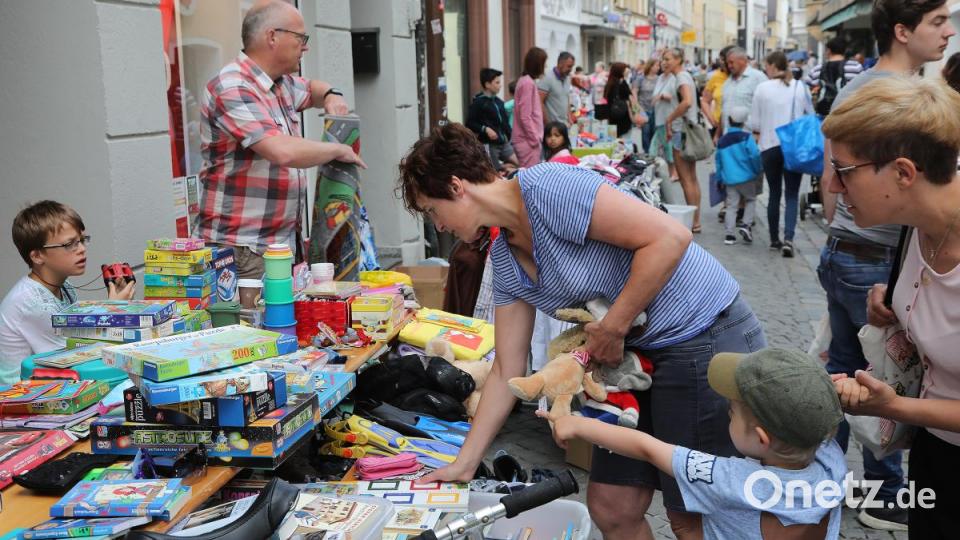 Auch am zweiten Tag des Amberger Altstadtfests kommen die Besucher von überall her, um den Live-Bands zuzuhören, dabei ein kühles Amberger Bier zu trinken und auf kulinarische Entdeckungsreise zu gehen. Bild: Wolfgang Steinbacher
