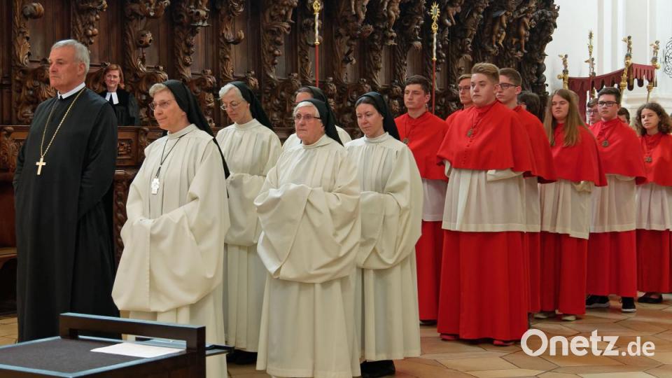 Mit seiner Kirchengemeinde, Verwandten, Freunden und Weggefährten feierte der Waldsassener Pfarrer Thomas Vogl sein 25-jähriges Priesterjubiläum in der Stiftsbasilika. Festprediger war sein damaliger Primizprediger, Domprobst Prälat Franz Frühmorgen. Der Basilikachor sorgte für die festliche Musik. Die weltliche Feier fand anschließend im Pfarrgarten statt. Bild: tr