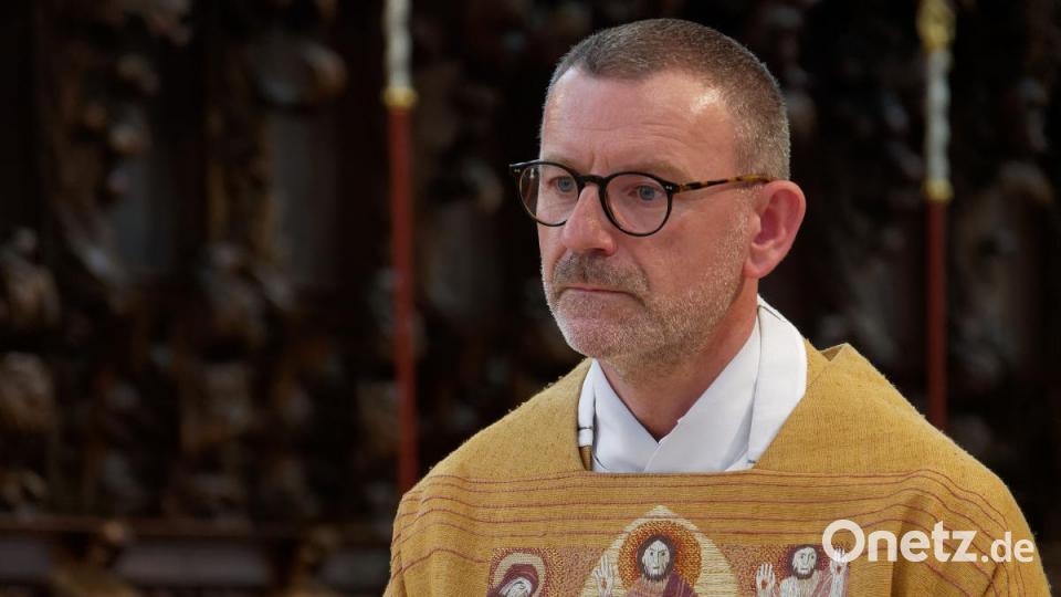 Mit seiner Kirchengemeinde, Verwandten, Freunden und Weggefährten feierte der Waldsassener Pfarrer Thomas Vogl sein 25-jähriges Priesterjubiläum in der Stiftsbasilika. Festprediger war sein damaliger Primizprediger, Domprobst Prälat Franz Frühmorgen. Der Basilikachor sorgte für die festliche Musik. Die weltliche Feier fand anschließend im Pfarrgarten statt. Bild: tr
