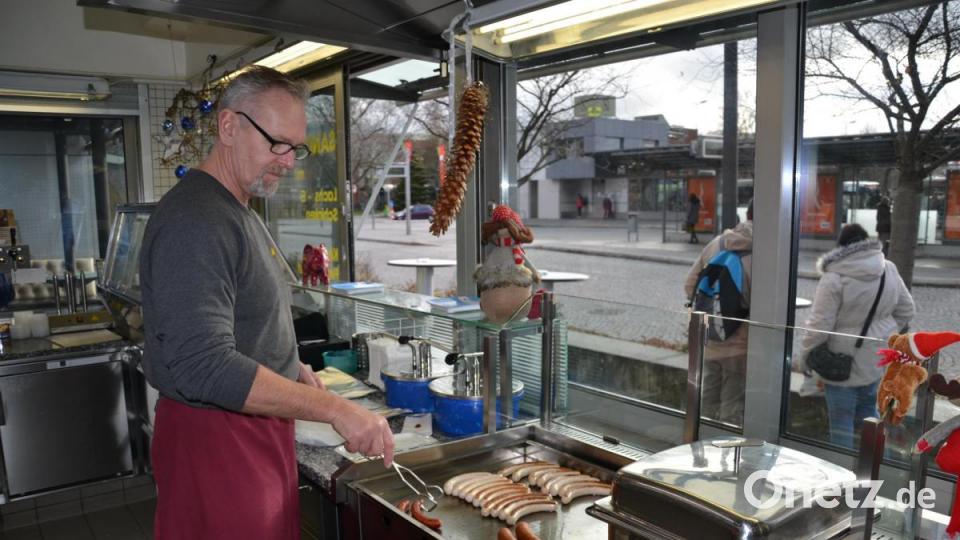 Schnell muss es gehen, wenn ein Kunde kommt. Deshalb bereiten Dieter Held und seine Mitarbeiterinnen so viel vor, wie es geht. Bild: jak