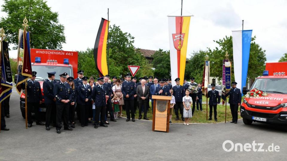 Vorsitzender Thomas Müller bei seiner Ansprache, umrahmt von Ehrengästen und Feuerwehrkameraden. Bild: twg