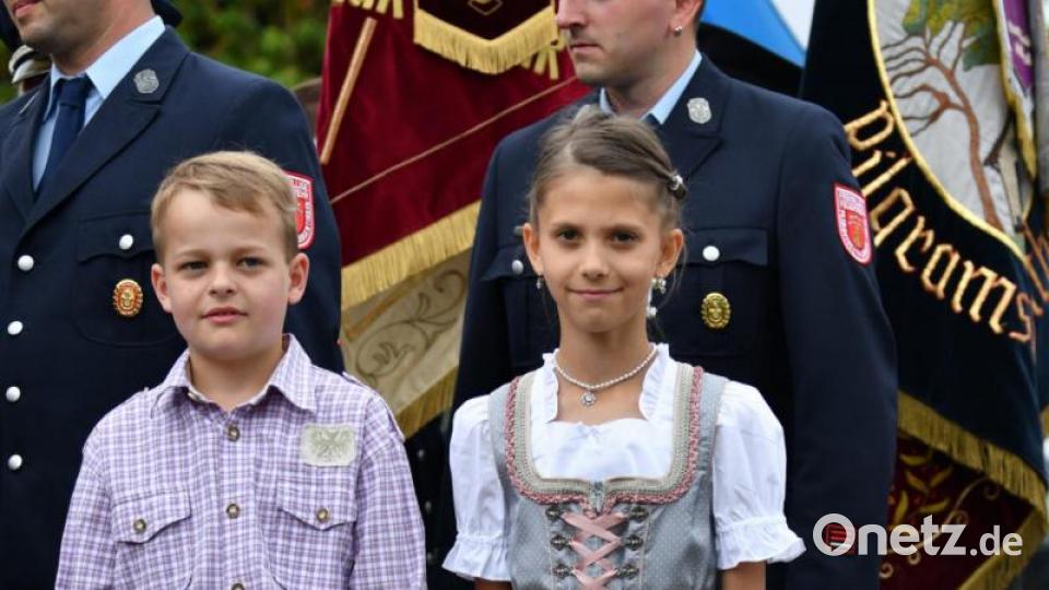 Die Paten des neuen Feuerwehrautos der FFW Pilgramsreuth-Langentheilen, Florian Müller und Laura Sticht. Bild: twg