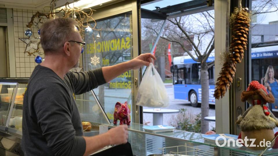 Durch das Verkaufsfenster verlassen die Speisen den Imbiss in Richtung Kunden. Bild: jak