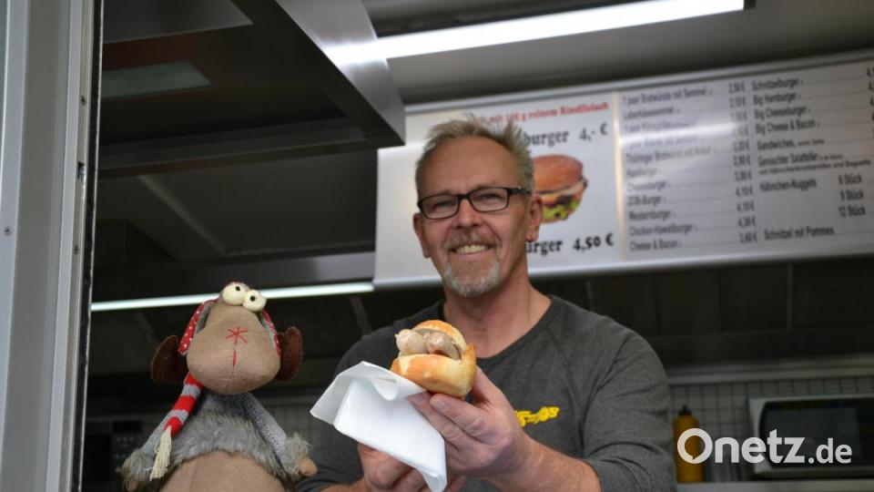 So kennen Dieter Held vom Imbiss am ZOB viele: Seit 30 Jahren verkauft der 51-Jährige Bratwurst-Semmeln und andere Speisen. Bild: jak
