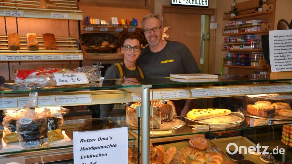 Dieter Held mit Ehefrau Ilona im Brotkistl. Sie unterstützt ihn seit fast 14 Jahren im Team. Bild: jak
