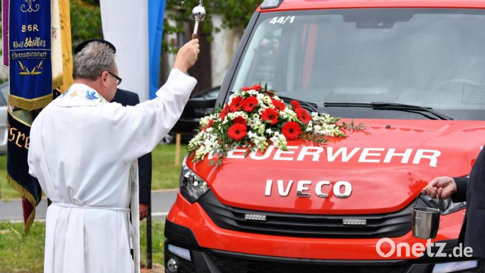 Pfarrer Josef Waleszczuk erteilte dem neuen Fahrzeug den kirchlichen Segen. Bild: twg