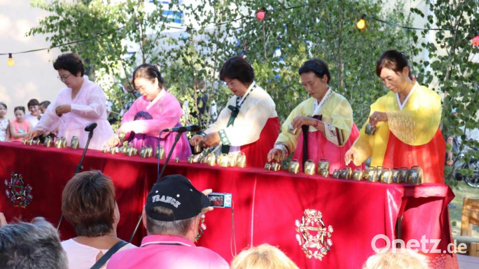 Gartenfest der Schwarzenbacher Schenkelzinterer
Mit gestimmten Glocken spielten die Damen traditionelle alpenländische Volkslieder. Bild: myd