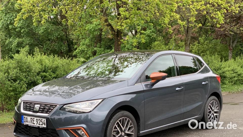 Ein markantes Merkmal des Seat Ibiza Beats sind die Außenspiegel in der Farbe Eclipse Orange, die sich auch an den Nebelscheinwerfern wiederfindet. Bild: Michael Ascherl