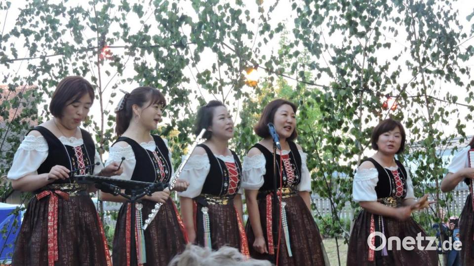 Gartenfest der Schwarzenbacher Schenkelzinterer
In verschiedenen Formationen traten die Mitglieder des Yodelclubs Enzian aus Incheon auf. Sie begeisterten, wie ihre Kollegen aus Seoul das Schwarzenbaher Publikum Bild: myd
