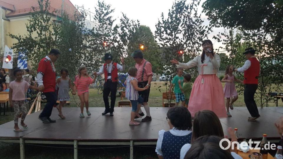 Gartenfest der Schwarzenbacher Schenkelzinterer
Zu schwungvollen Liedern mit Jodeleinlagen von 
HyunJin Kim Bild: myd
